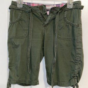 No Boundaries shorts in Olive Green